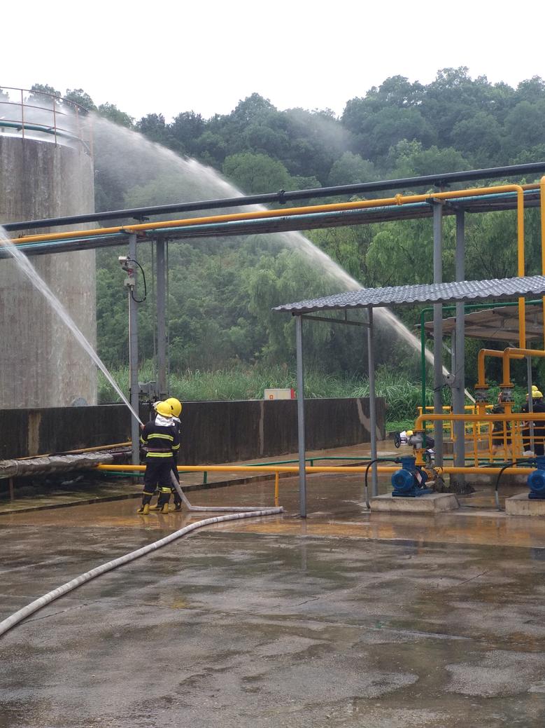 公司安環(huán)處組織開展危險化學品泄漏綜合演練1.jpg 公司安環(huán)處組織開展危險化學品泄漏綜合演練1.jpg