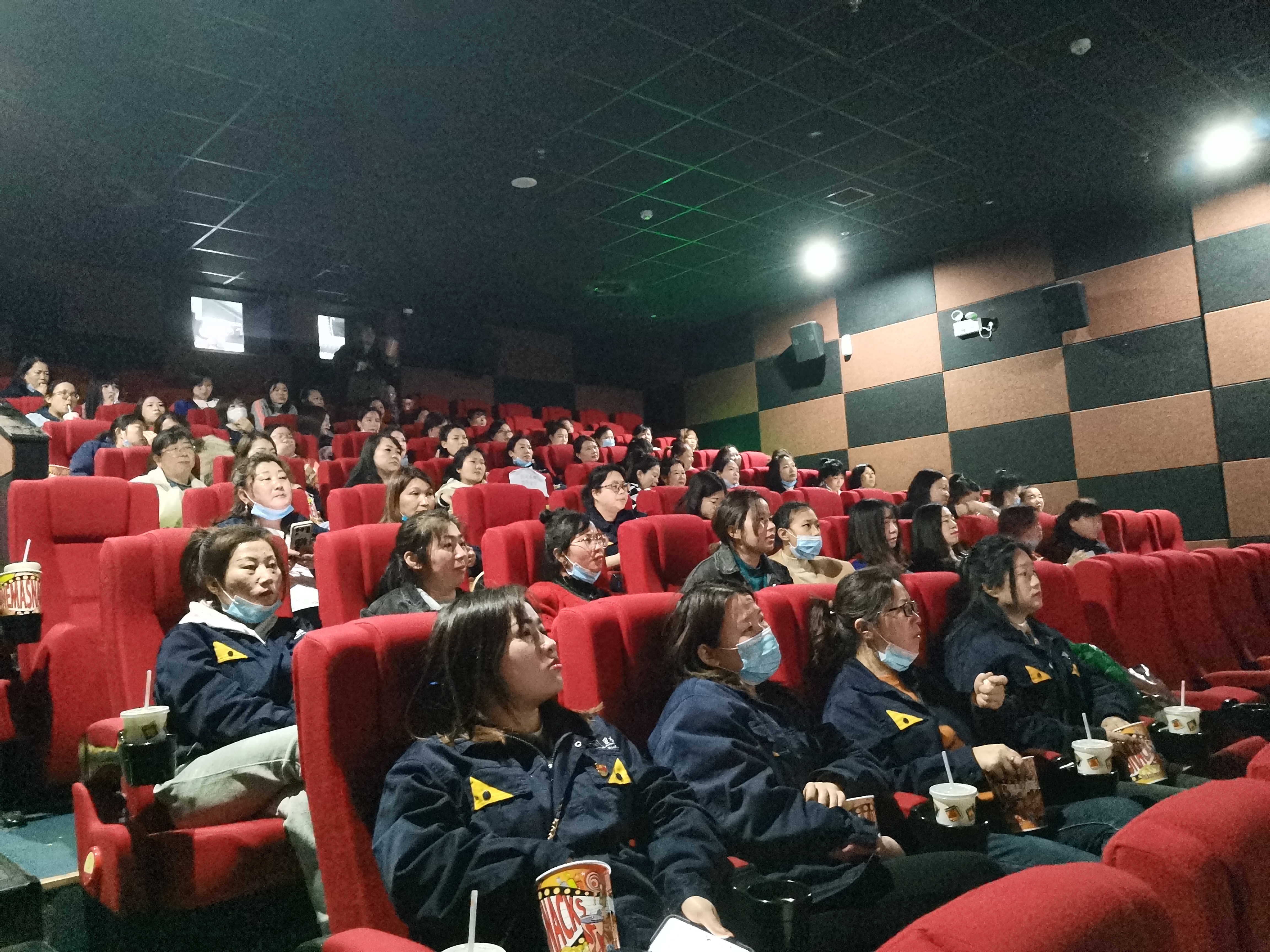 觀影2.jpg 觀影2.jpg