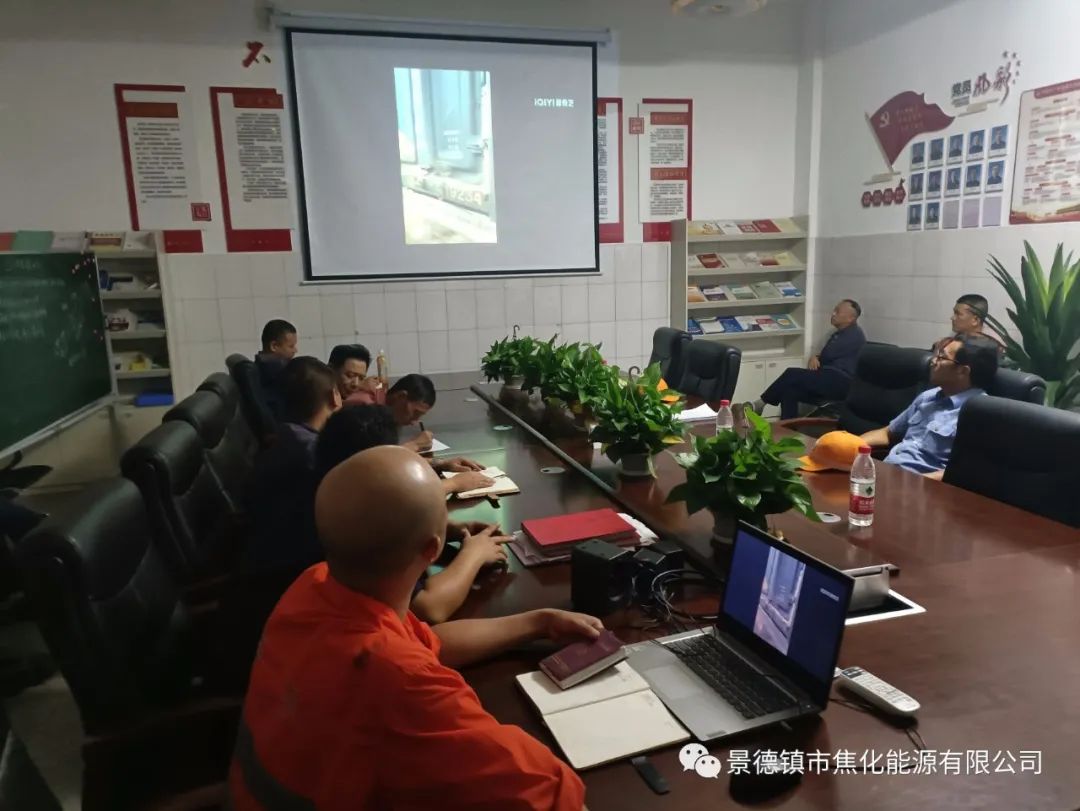 與會人員觀看事故案例視頻.jpg 與會人員觀看事故案例視頻.jpg